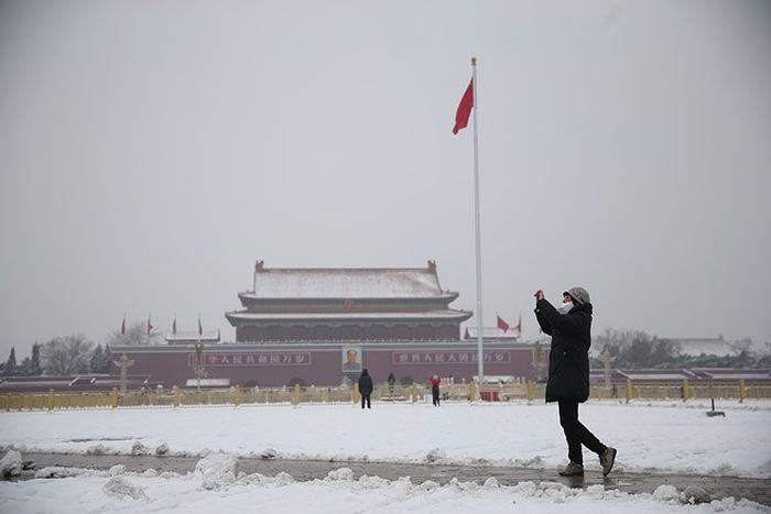 雪后天安门广场游客留言：“中国加油”“武汉加油”