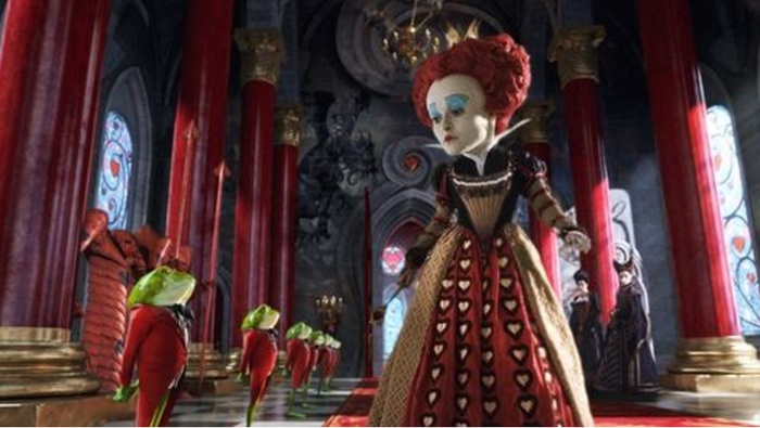 电影《爱丽丝梦游奇境》中“红色皇后”正在检阅她的青蛙仪仗队。