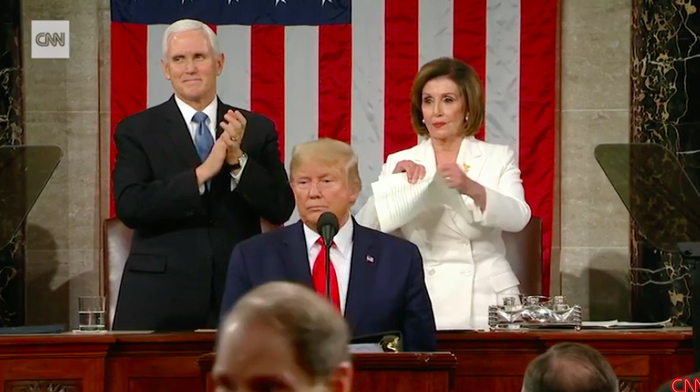 佩洛西撕毁演讲稿&nbsp; 图源：CNN