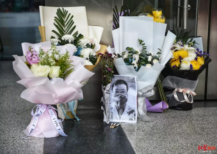 ↑祭奠李文亮医生的鲜花。
