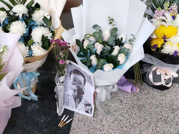  武汉市中心医院门外摆放了许多悼念的鲜花 澎湃新闻记者 葛明宁 图