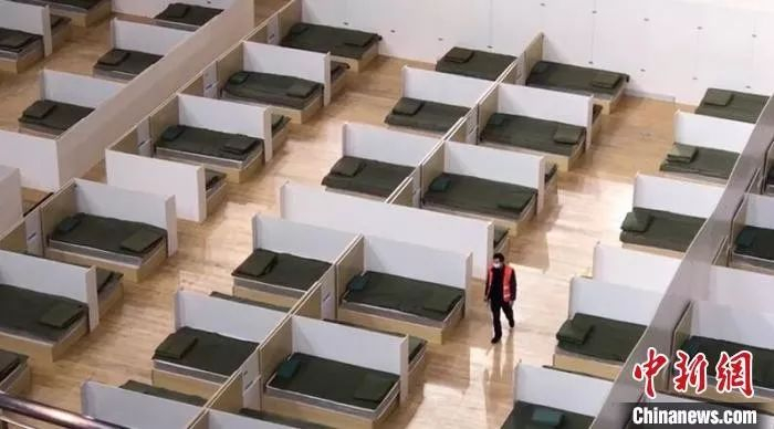 已经铺设好的“方舱医院”床位 张践 摄