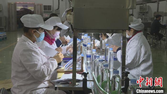 生产车间忙碌的工人们。　宋成均 摄