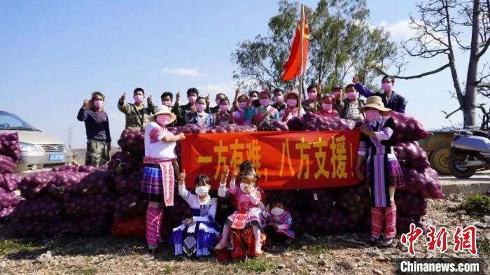 图为村民为武汉加油。　朱薇 摄