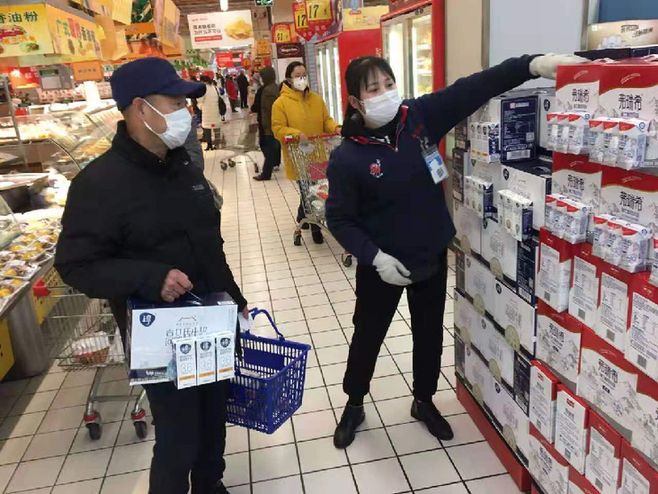 　　江苏省南京市鼓楼区龙江金润发超市 消费者正在选购牛奶产品