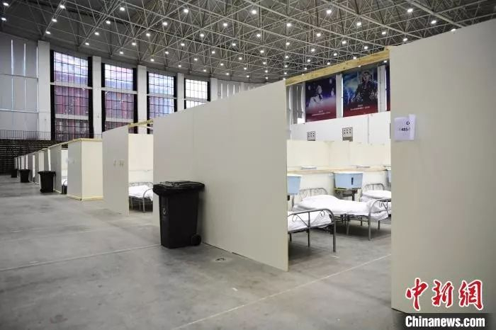  2月6日，武汉客厅方舱医院的2000张床位已安置妥当，当晚将开始接收患者。　安源　摄