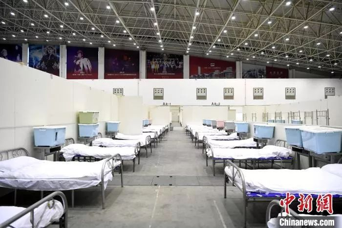 2月6日，武汉客厅方舱医院的2000张床位已安置妥当，当晚将开始接收患者。　安源　摄