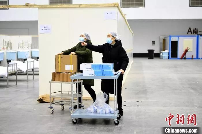 2月6日，武汉客厅方舱医院的2000张床位已安置妥当，当晚将开始接收患者。　安源　摄