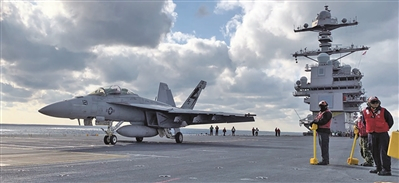 F/A-18战斗机准备从“福特”号上起飞