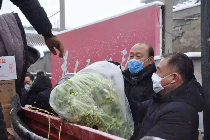 【社区防疫一线】疫情一线老党员过60岁特殊生日；中关村街道设置废弃口罩专用垃圾桶；西城区民建700公斤公益蔬菜送社区……