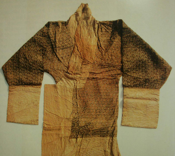 马王堆出土，直裾印花敷彩棉袍