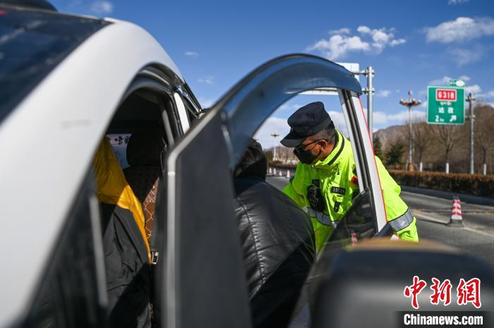 图为拉林高速公安检查站民警检查准备进入拉萨市区的车辆。　何蓬磊 摄