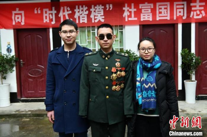 图为杜富国（中）、杜富佳（右）、杜富民合影。　张永进 摄