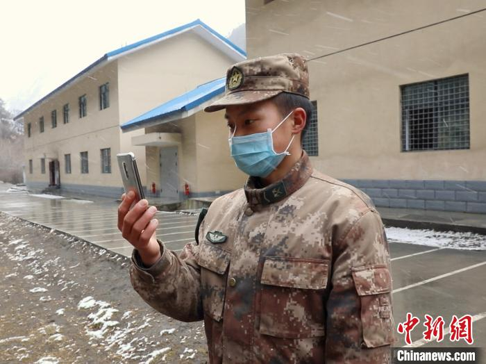 　图为杜富强用手机视频连线。　湄潭县融媒体中心供图&nbsp;