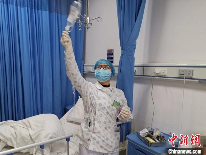 图为杜富佳在给患者更换药品。　湄潭县融媒体中心供图&nbsp;