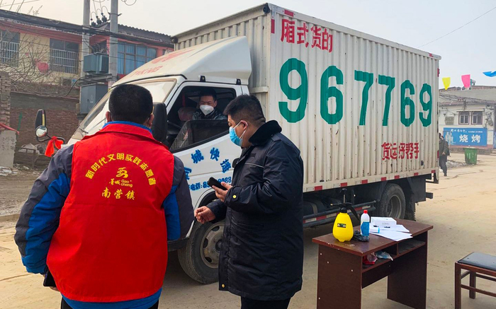 土山村两委干部在村口值守。受访者供图