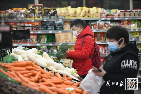  1月30日，华联超市武昌中华路店，生鲜蔬菜、水果供应充足 长江日报记者苗剑 摄