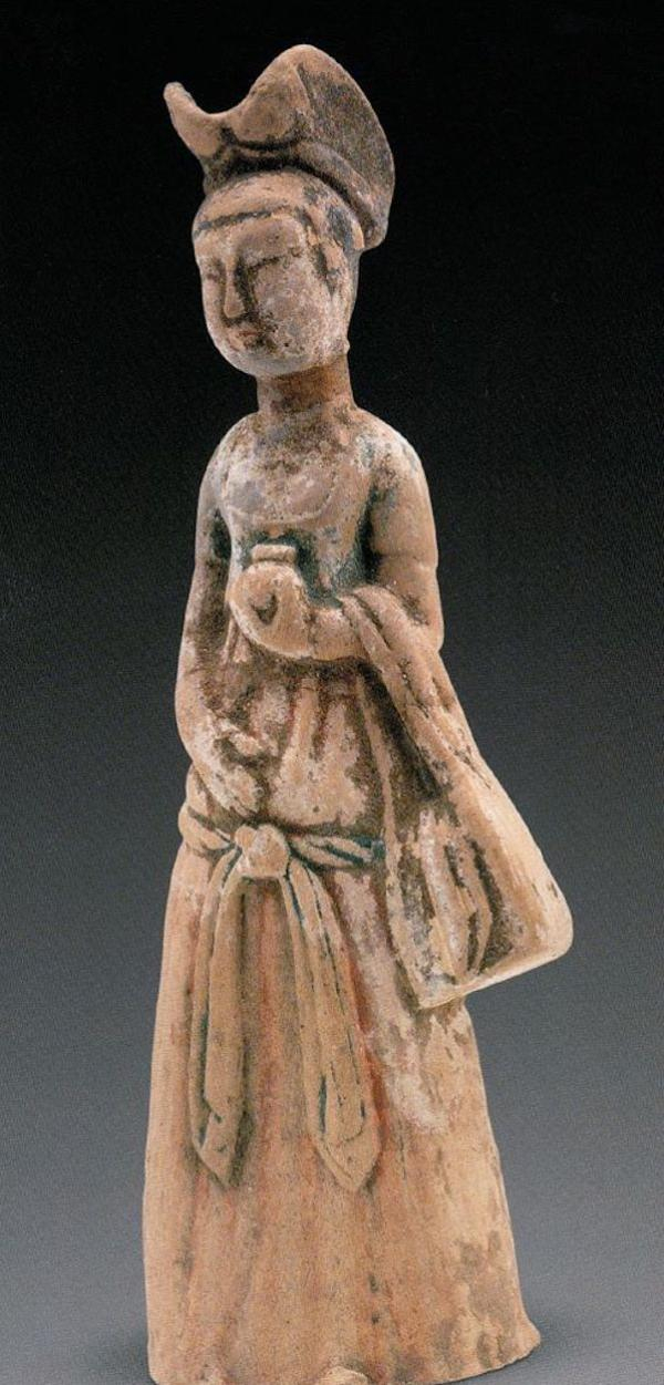 〔图十一〕 唐代彩绘蝶髻挎包女俑 中国国家博物馆藏