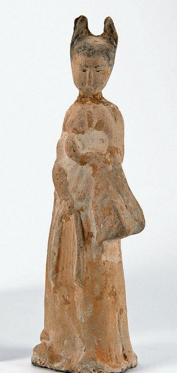 〔图九〕 唐代挎包女俑 美国佛利尔美术馆藏
