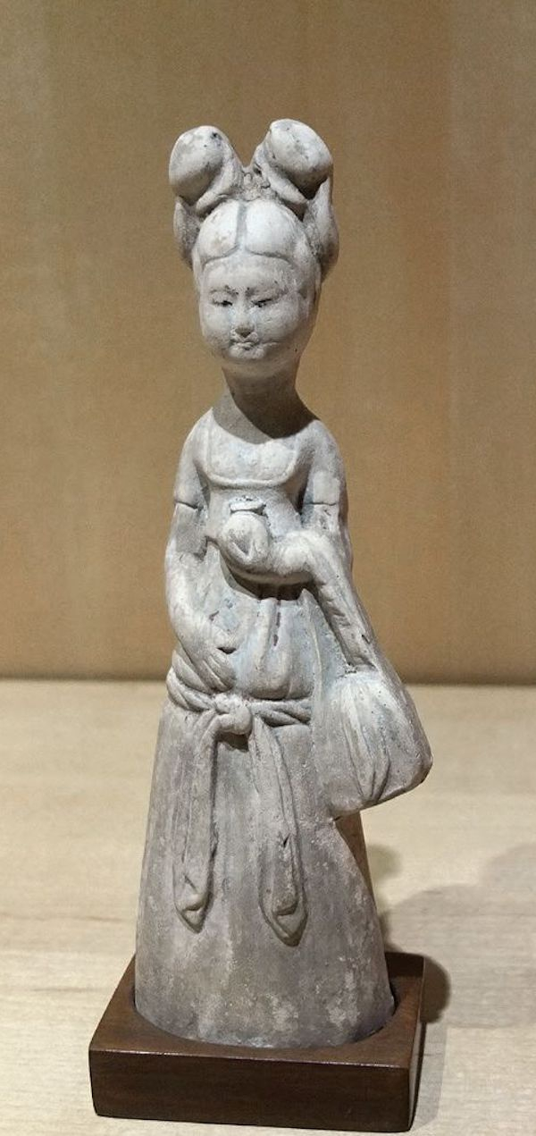 〔图八〕 唐代挎包女俑 香港大学冯平山美术馆藏