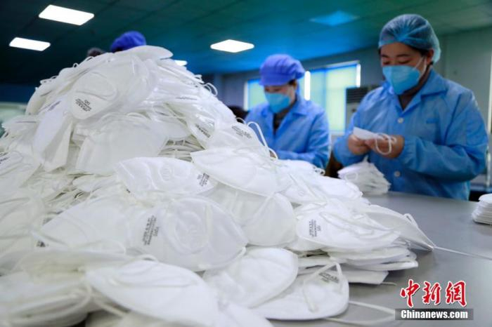 　　1月24日，上海郊区奉贤一家专业生产KN95口罩的工厂内，工人加班加点生产口罩。新型冠状病毒感染的肺炎疫情扩散，防护口罩成为紧俏商品，市场需求陡然上涨，一时间供不应求。上海的口罩生产厂家，召回技术骨干和部分工人，并聘请临时工，春节假期开启全天候生产模式。劳作了一年的外来务工人员，或放弃与家人团聚，或从家中即刻返回。中新社记者 汤彦俊 摄