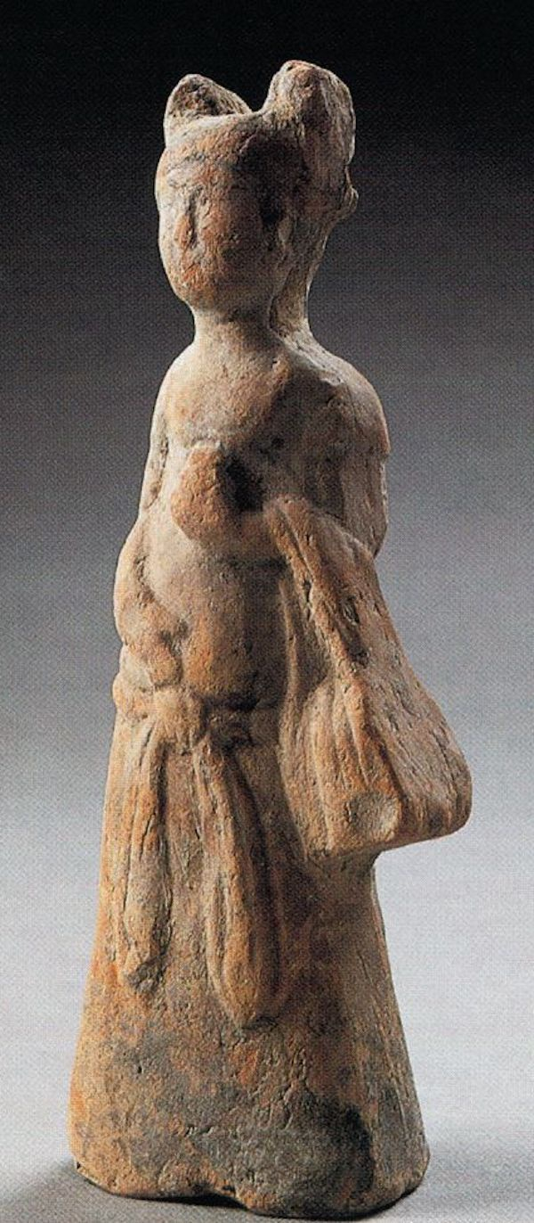 〔图十二〕 红陶挎包女俑 1931年河南洛阳唐墓出土