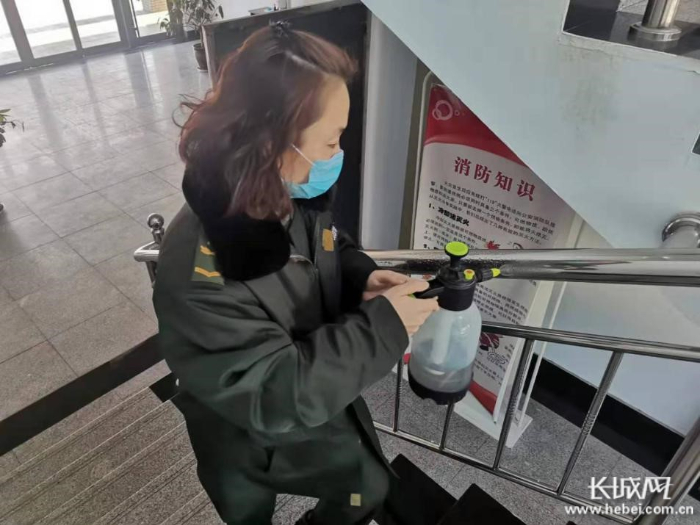 威县收费站党支部成员马宁在进行日常消毒。 葛俊鹏 供图