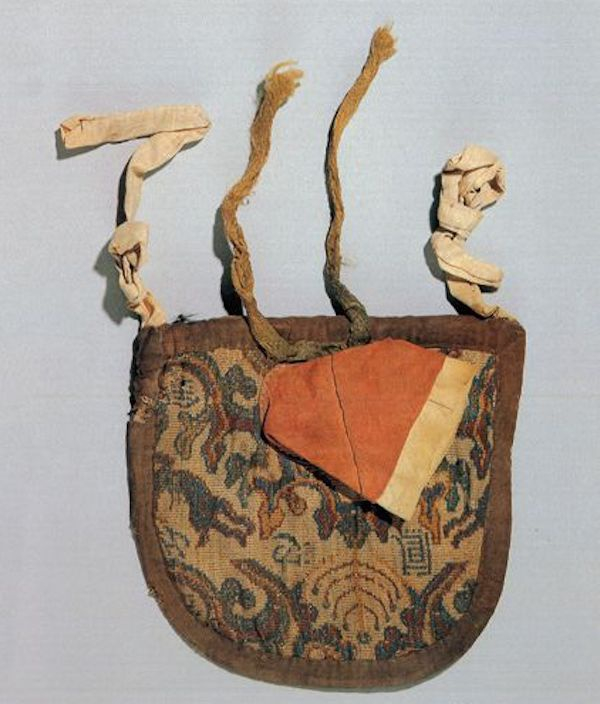 〔图四：3〕 “金池凤”锦袋 1995年民丰县尼雅1号墓地1号墓出土