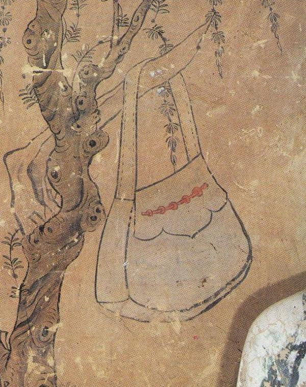 〔图六〕 敦煌第17窟北壁西侧壁画树上挎包