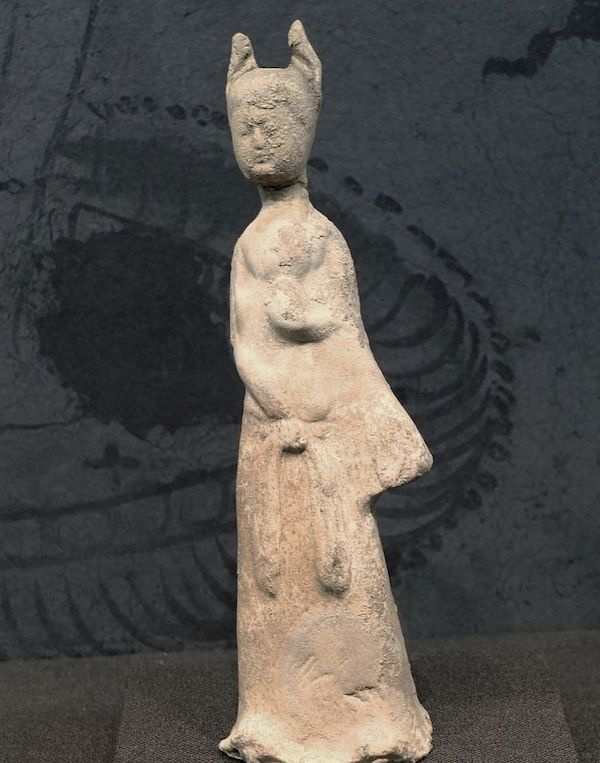 〔图七〕 唐代挎包女俑 陕西华阴市唐宋素墓出土