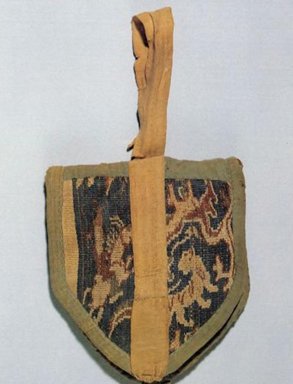 〔图四：4〕 蓝地瑞兽纹锦栉袋 1995年民丰县尼雅1号墓地8号墓出土