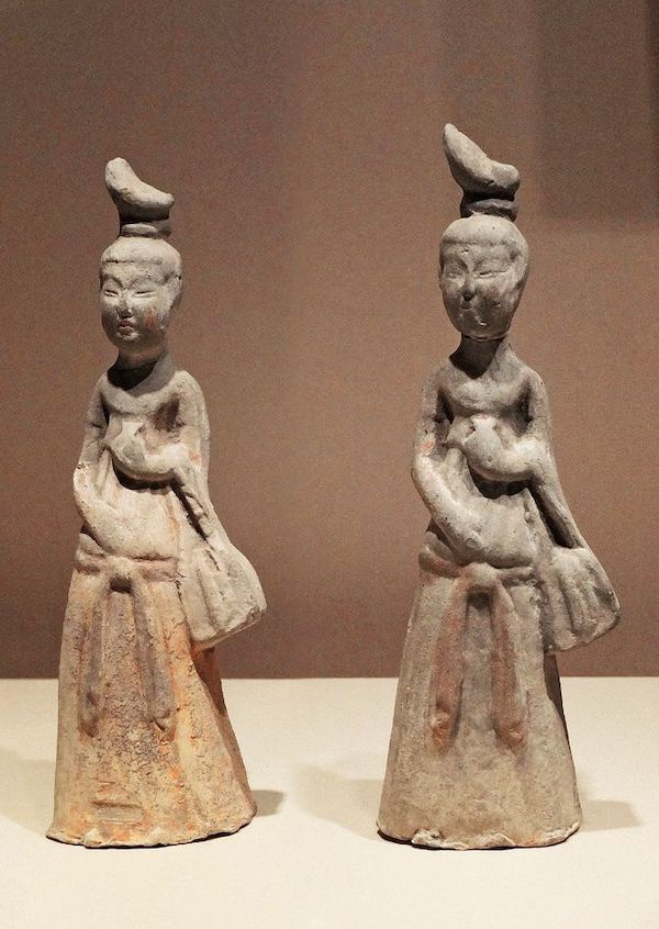 〔图十三〕 双女并立挎包俑 南京博物馆藏