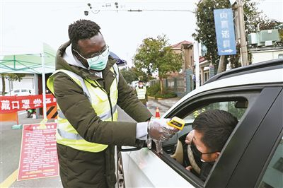 外籍志愿者与慈溪村民携手战“疫”