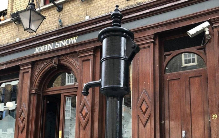 伦敦苏豪区的John Snow酒吧和水泵雕塑