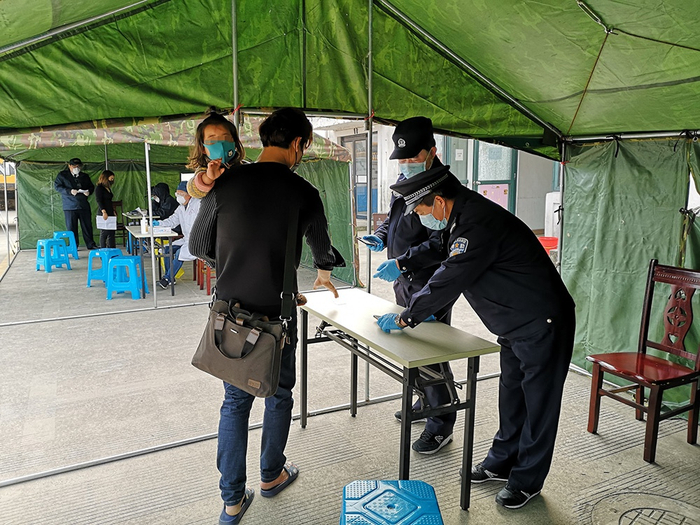 民警核实人员信息  澎湃新闻见习记者 陈少颖  图