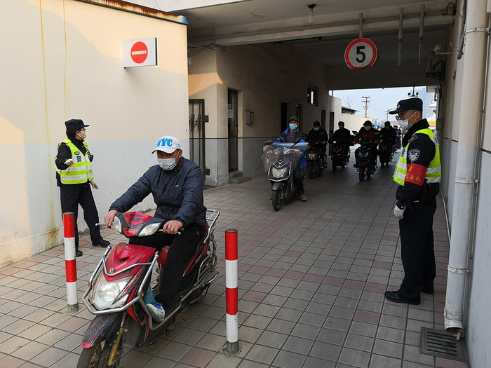 市民骑助动车乘坐