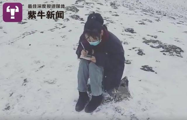 坐在石头上冒着严寒上课的斯朗巴珍