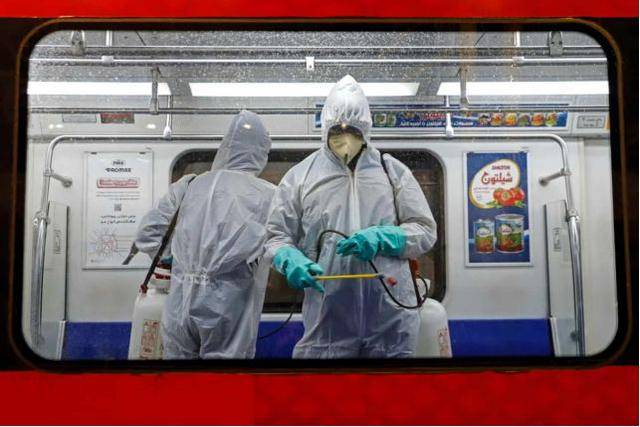  （图说：市政人员正在给德黑兰地铁消毒。&nbsp;图/EPA）