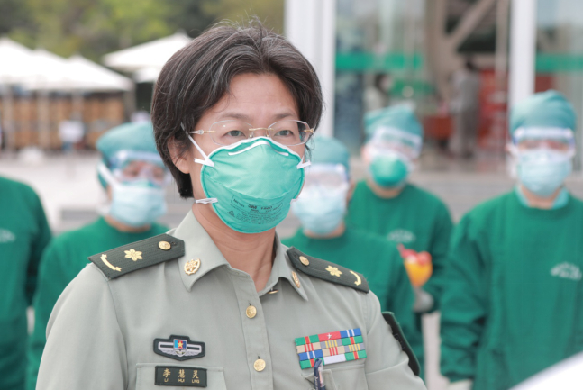  李慧灵在发热门诊前。柏林 摄​​