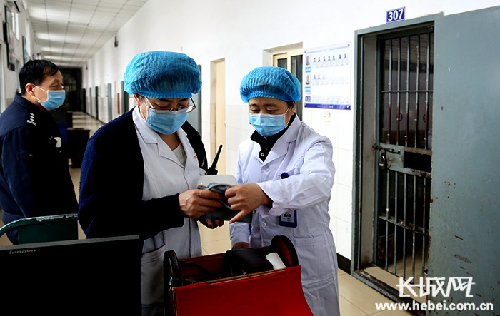唐山市第一看守所对在监人员进行医疗巡诊。赵昕 摄