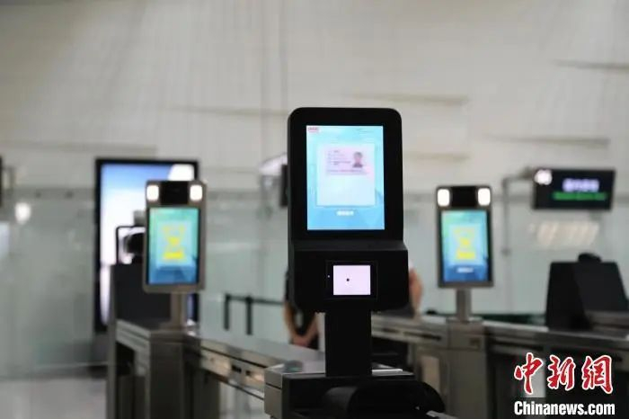  资料图：“刷脸登机”设备。白云机场供图