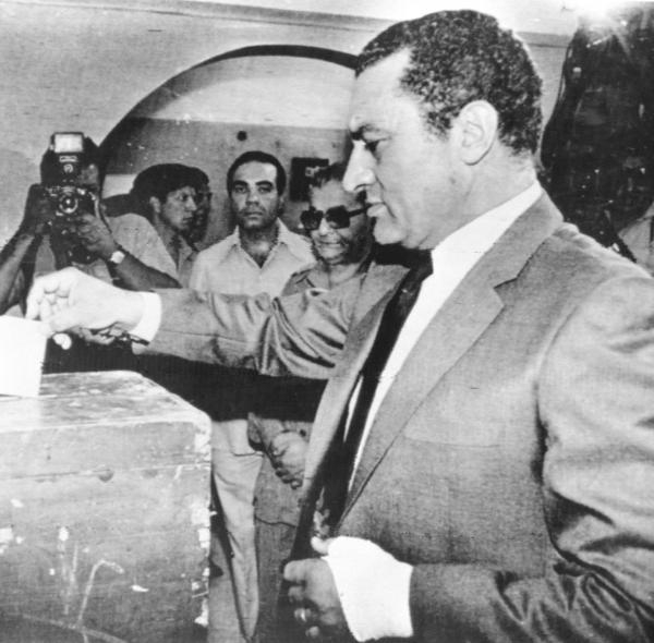 1981年10月31日，总统候选人穆巴拉克在投票站投票。 新华社 图