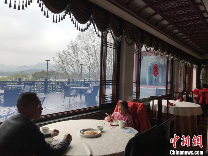 图为楼外楼复工首日，客人在用餐 江杨烨 摄