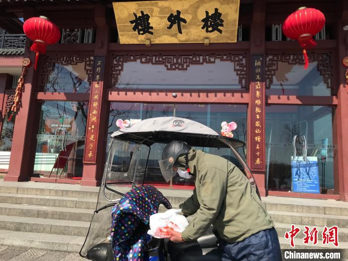 图为外卖员在楼外楼取餐 江杨烨 摄