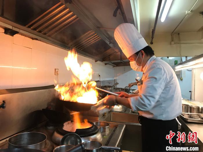 图为楼外楼后厨 江杨烨 摄