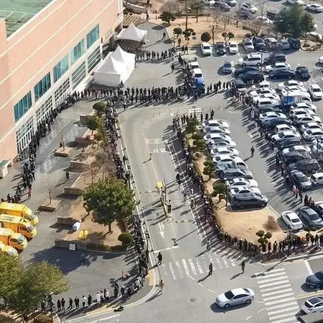 ▲2月24日，大邱市数千人在超市门口排队购买口罩。图据《庆北日报》