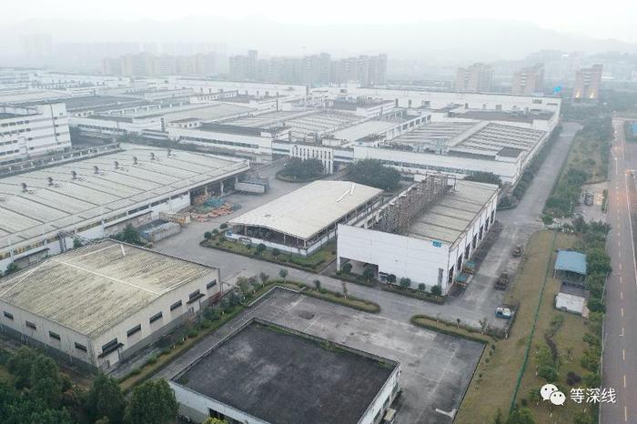 在2月25日时下班时分，持续20分钟航拍中，富士康重庆厂区内，罕有人员走动及车辆移动。&nbsp; &nbsp;《等深线》记者&nbsp;程维 摄影