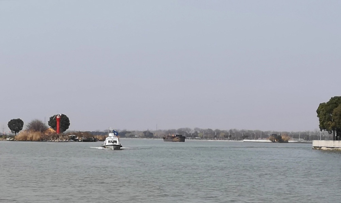 前置艇引导入沪船舶靠边停泊  澎湃新闻见习记者 陈少颖  图