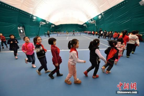 　　资料图：2016年12月12日，雾霾笼罩京津冀等地。河北石家庄华兴小学誉兴校区的气膜体育馆内正在上体育课。中新社记者 翟羽佳 摄