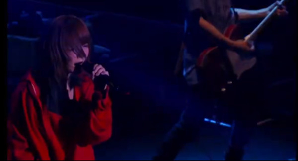 aiko在YouTube直播演唱会。